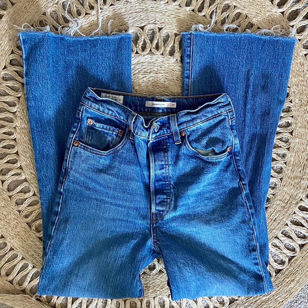 RIBCAGE FLARE LEVIS